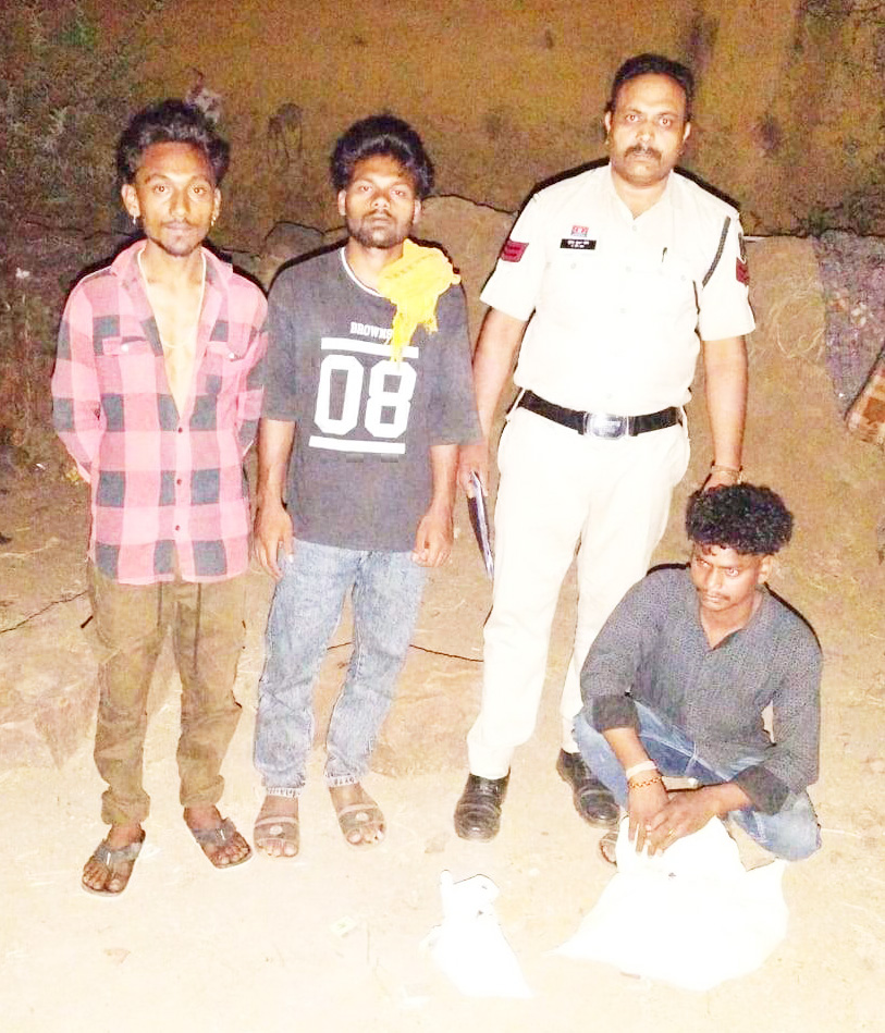 शराब के साथ आरोपी पकड़ाए