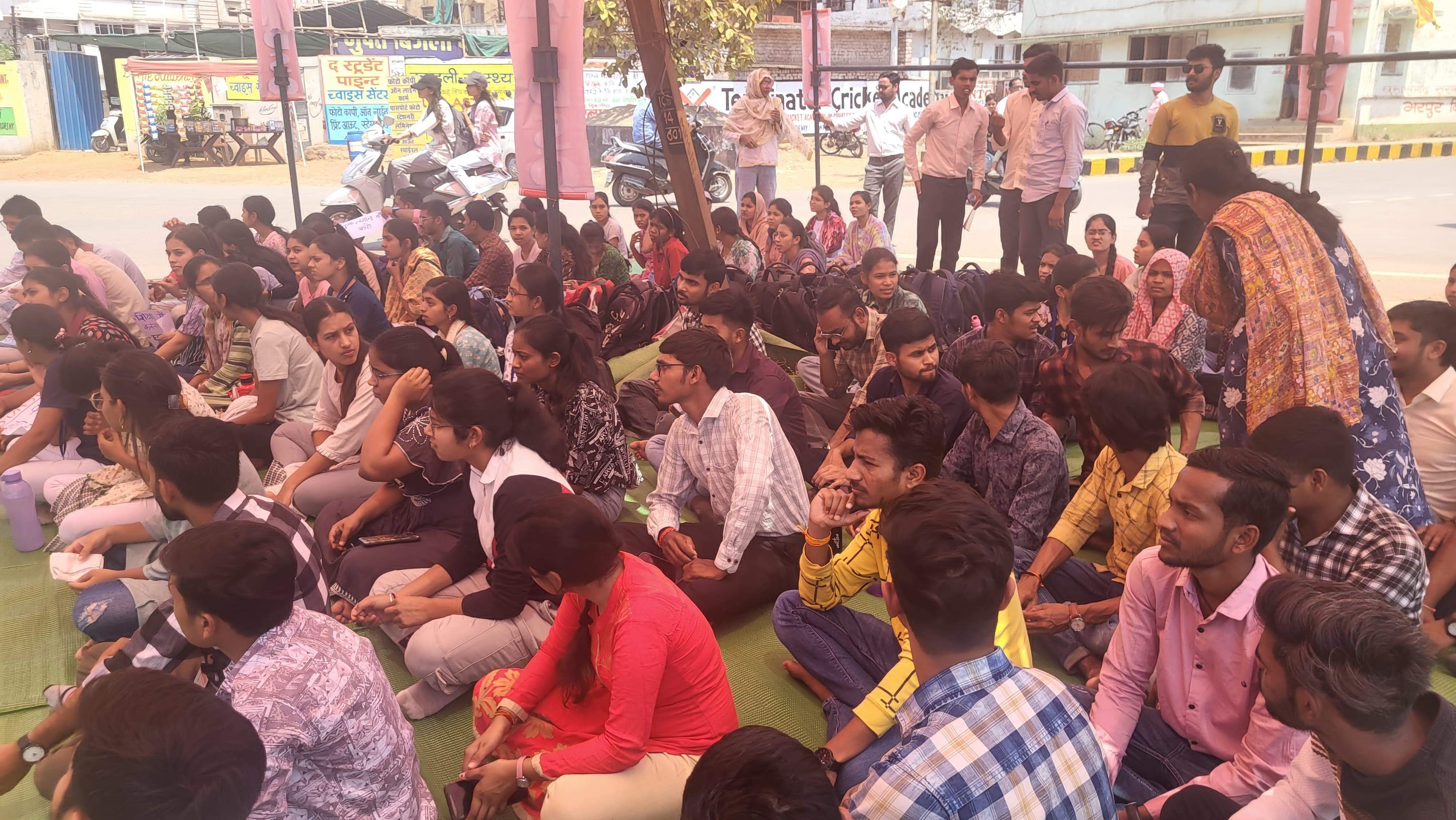 प्रवेश परीक्षा निशुल्क करने  रविवि गेट पर छात्रों का धरना