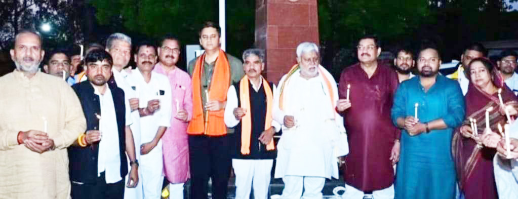 पहलगाम में हुए आतंकी  हमले के मृतकों को कैंडल जलाकर दी श्रद्धांजलि 