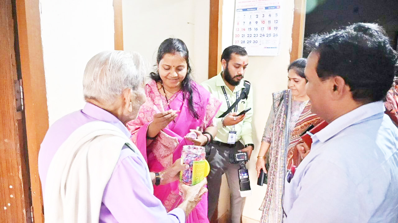 महिला एवं बाल विकास मंत्री ने किया सखी सेंटर और वृद्धाश्रम का निरीक्षण महिला एवं बाल विकास मंत्री ने किया सखी सेंटर और वृद्धाश्रम का निरीक्षण