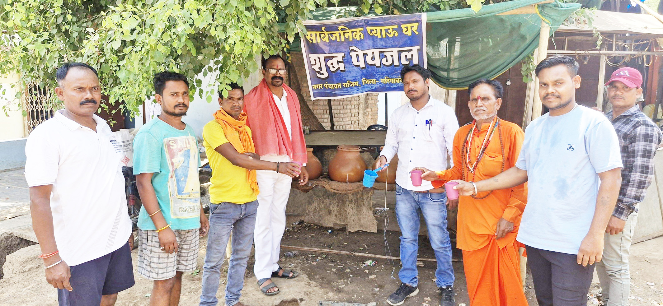 भीषण गर्मी में लोगों की प्यास बुझाता प्याऊ घर