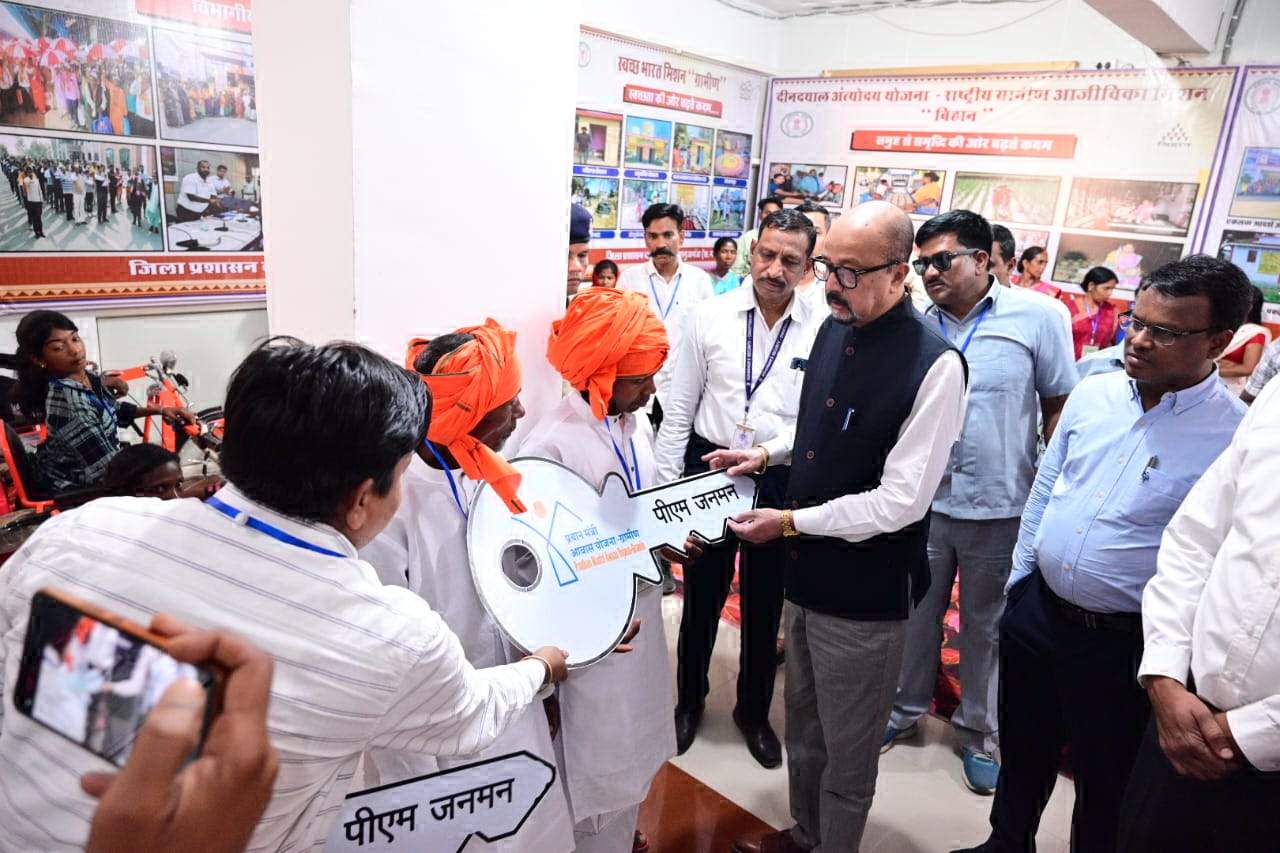 राज्यपाल ने हितग्राहियों को पीएम आवास की सौंपी चाबी राज्यपाल ने हितग्राहियों को पीएम आवास की सौंपी चाबी