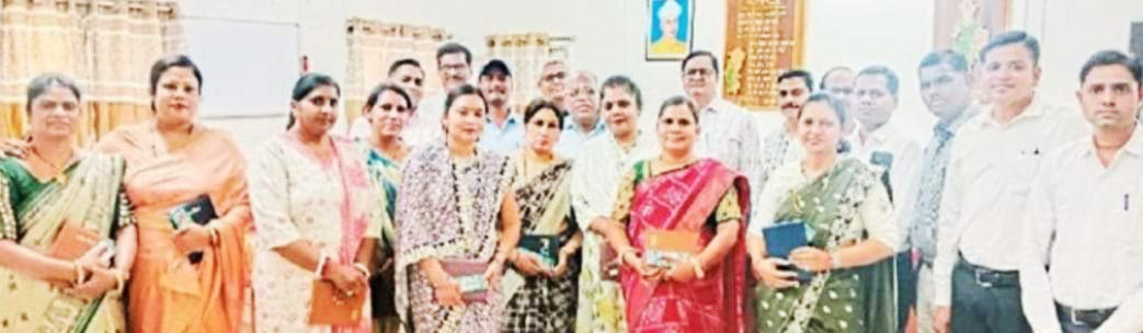 12 एफएलएन वॉरियर्स का डीईओ ने किया सम्मान