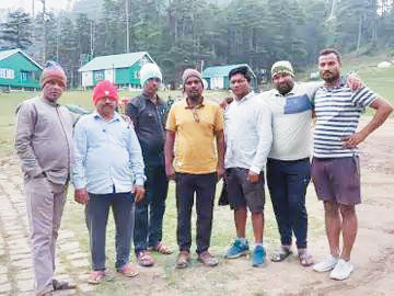 पहलगाम आतंकी हमले में बाल-बाल बचे बलौदाबाजार-पलारी के 7 पर्यटक पहलगाम आतंकी हमले में बाल-बाल बचे बलौदाबाजार-पलारी के 7 पर्यटक