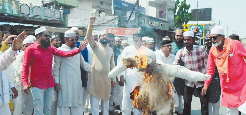 मुस्लिम समाज ने आतंकवाद और पाकिस्तान का फूंका पुतला, पहलगाम हमले पर जताया विरोध