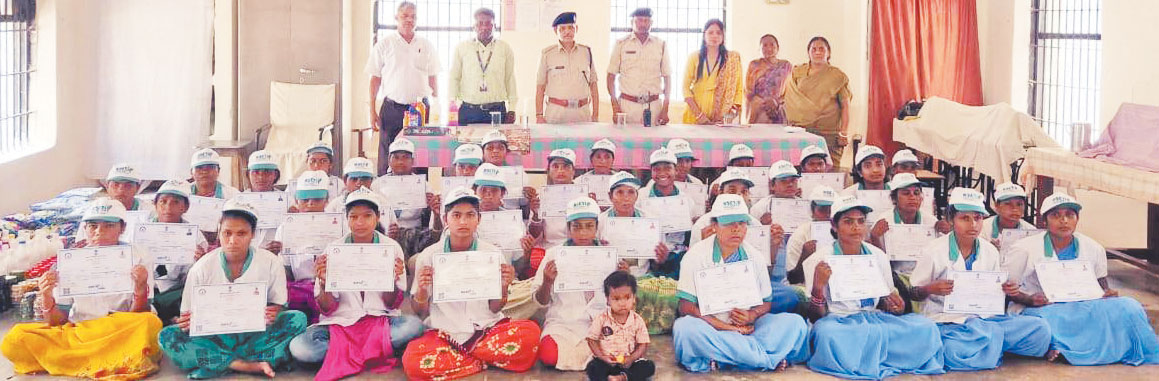 बंदियों को अगरबत्ती बनाने का प्रशिक्षण बंदियों को अगरबत्ती बनाने का प्रशिक्षण