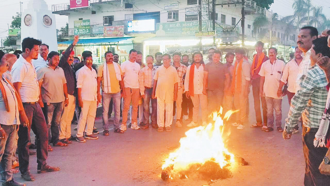 पहलगाम आतंकी हमले के विरोध में आतंकवाद का पुतला जलाया