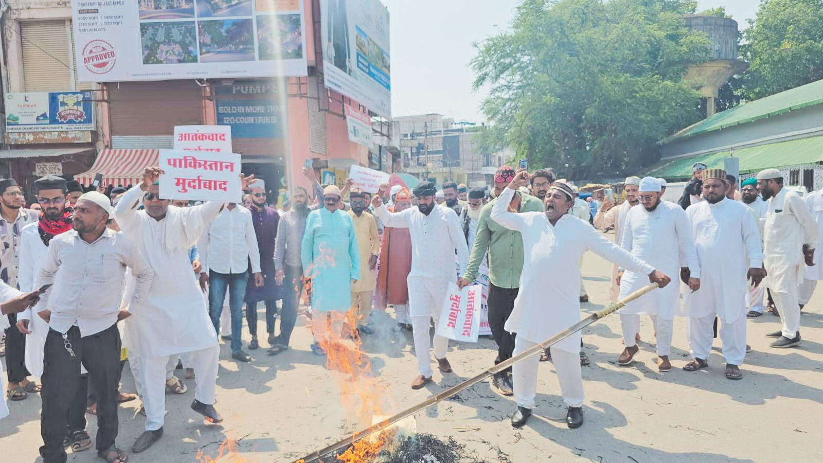 मुस्लिम समाज ने फूंका आतंकवाद का पुतला मुस्लिम समाज ने फूंका आतंकवाद का पुतला