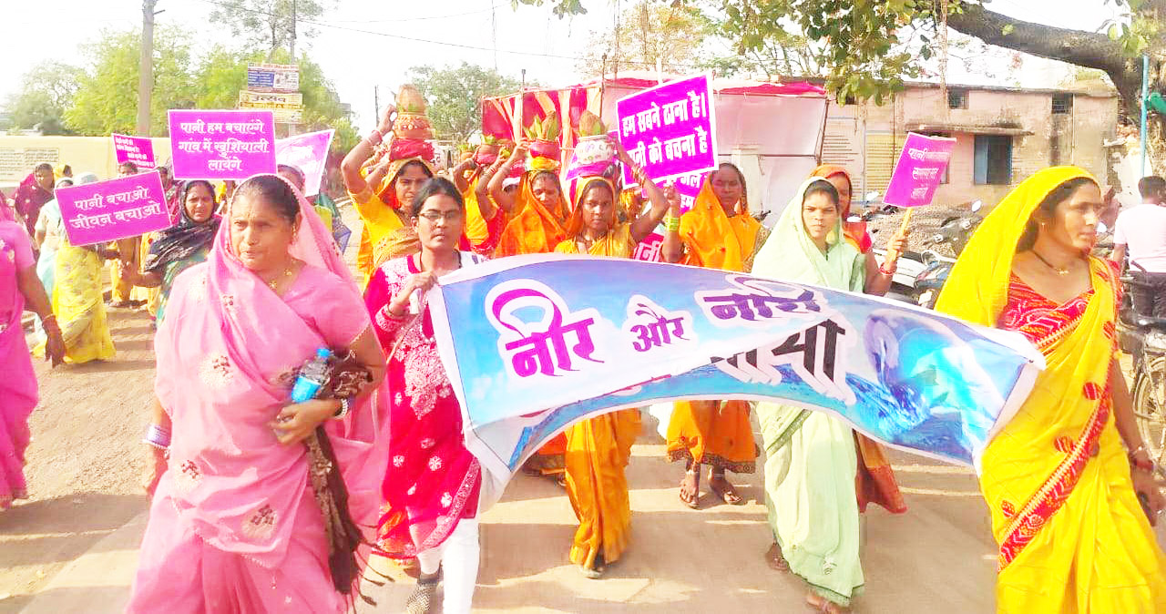 आरला-तोरणकट्टा में हरियाली बहिनियों ने निकाली कलश जल यात्रा