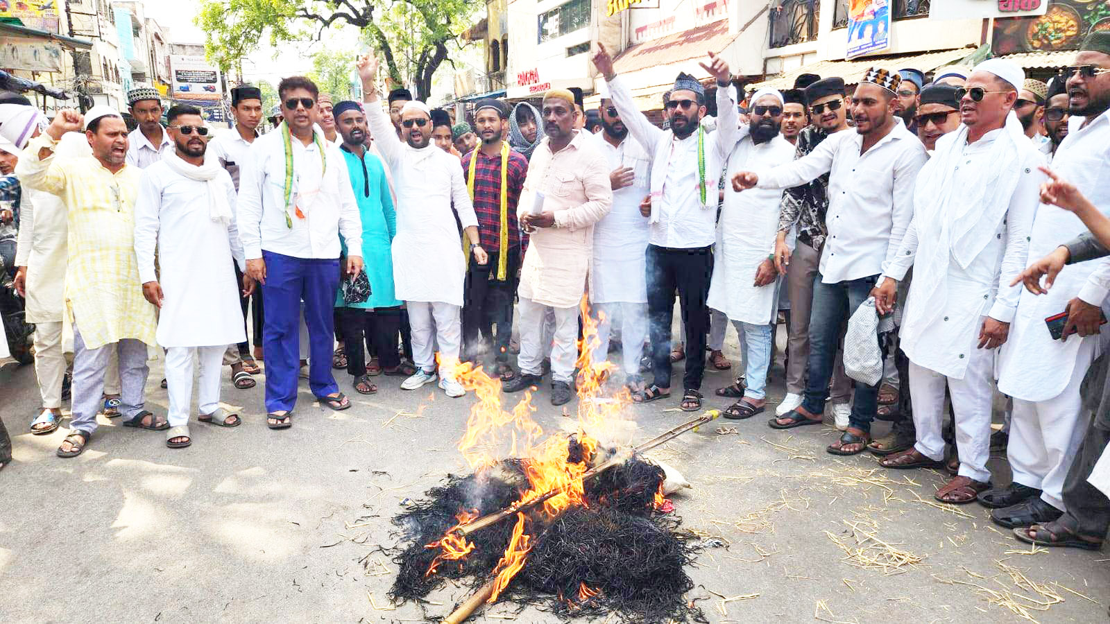 मुस्लिम समाज ने आतंकवाद  का फूंका पुतला