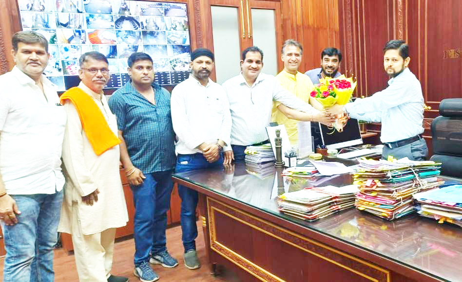 जिलाधीश से मिले चेम्बर पदाधिकारी जिलाधीश से मिले चेम्बर पदाधिकारी