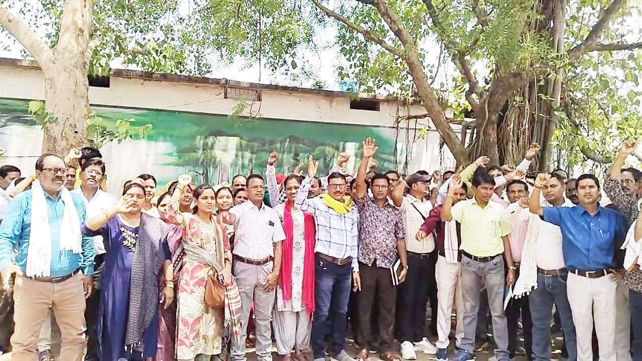 जनपद सीईओ के खिलाफ सचिव व रोजगार सहायकों ने खोला मोर्चा, अभ्रदता का आरोप लगा हटाने की मांग जनपद सीईओ के खिलाफ सचिव व रोजगार सहायकों ने खोला मोर्चा, अभ्रदता का आरोप लगा हटाने की मांग