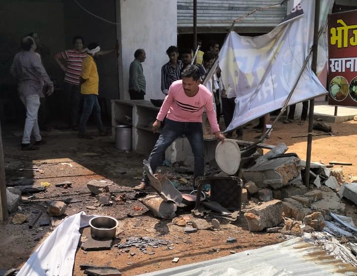 होटल में घरेलू सिलेंडर ब्लॉस्ट, शेड उड़ा, कढ़ाई उछली होटल में घरेलू सिलेंडर ब्लॉस्ट, शेड उड़ा, कढ़ाई उछली