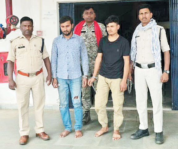 अम्बिकापुर में 10 लाख व राजपुर में 1 लाख 86 हजार की ठगी, 2 गिरफ्तार अम्बिकापुर में 10 लाख व राजपुर में 1 लाख 86 हजार की ठगी, 2 गिरफ्तार