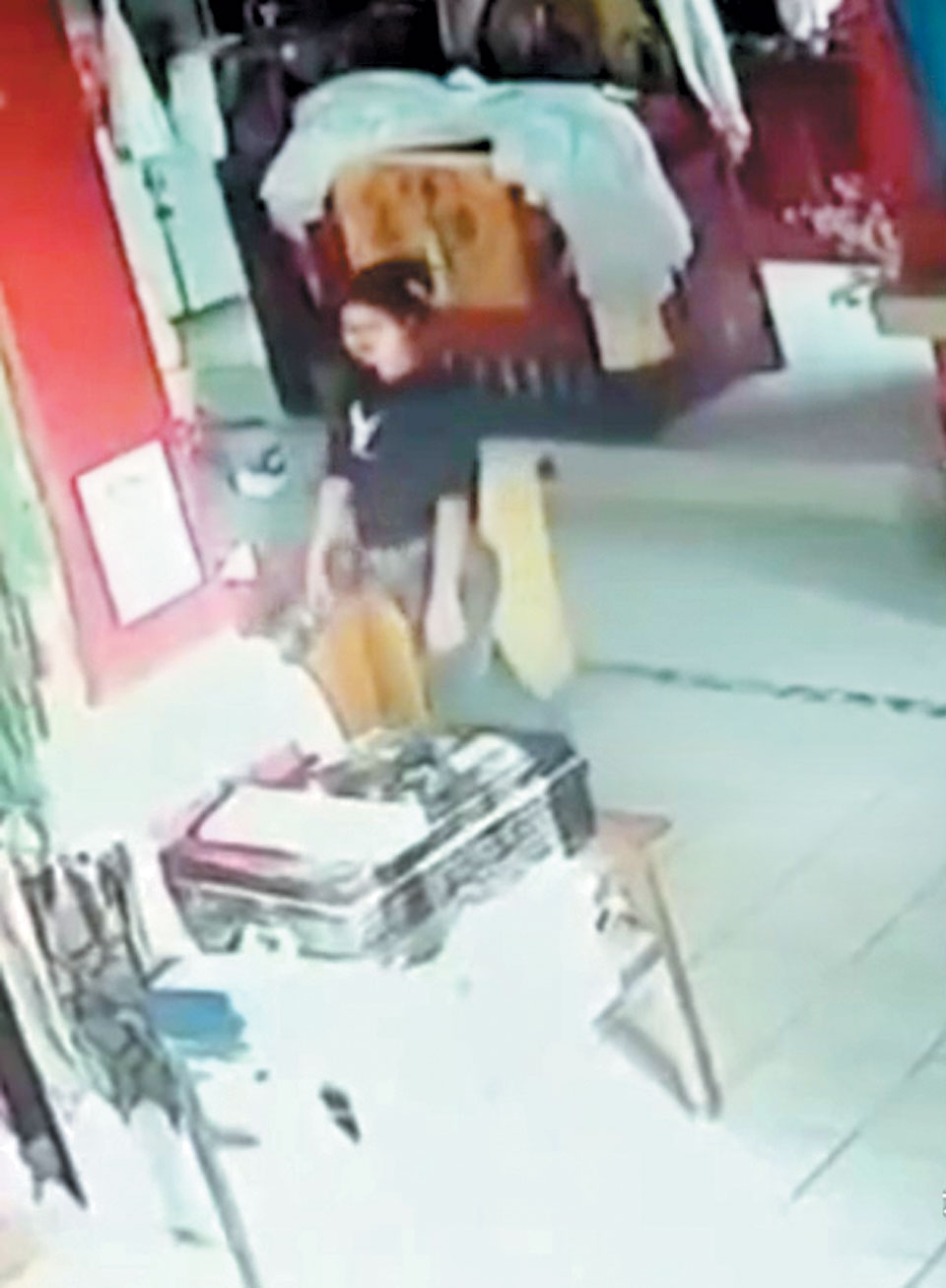 बौद्ध मंदिर में चोरी करते सीसीटीवी में युवक-युवती कैद बौद्ध मंदिर में चोरी करते सीसीटीवी में युवक-युवती कैद