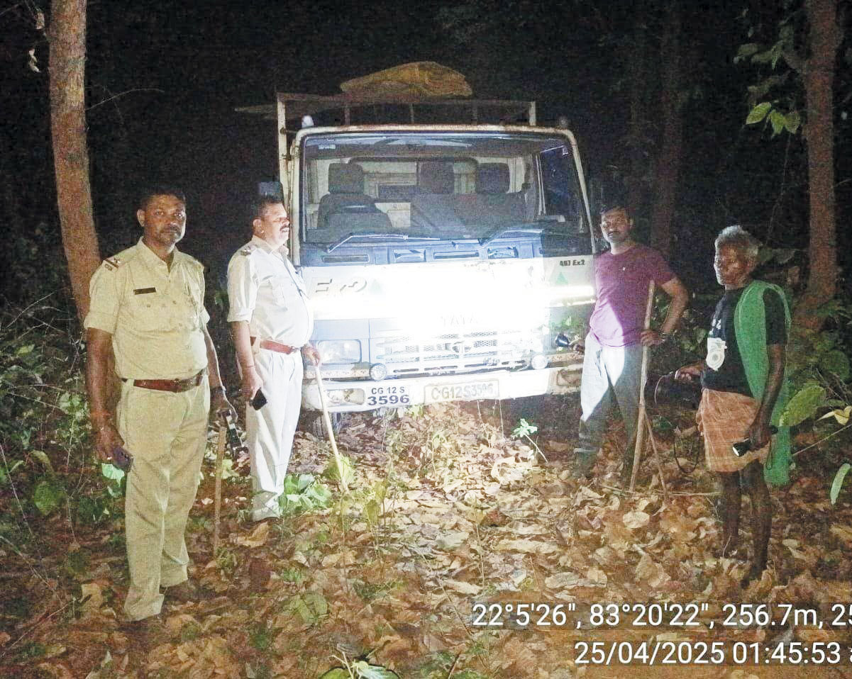 अवैध लकड़ी की तस्करी पर वन विभाग की कार्रवाई अवैध लकड़ी की तस्करी पर वन विभाग की कार्रवाई