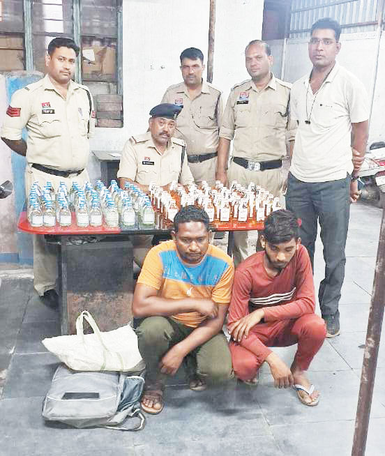 शराब संग दो तस्कर गिरफ्तार शराब संग दो तस्कर गिरफ्तार