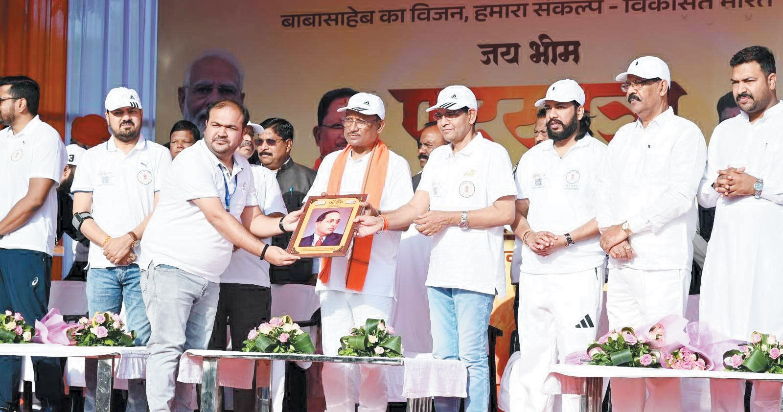 सीएम ने जिला युवा अधिकारी नितिन शर्मा को किया सम्मानित सीएम ने जिला युवा अधिकारी नितिन शर्मा को किया सम्मानित