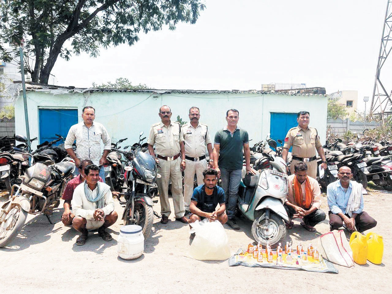 अवैध शराब पर तीन कार्रवाई, पांच तस्कर पकड़ाए अवैध शराब पर तीन कार्रवाई, पांच तस्कर पकड़ाए
