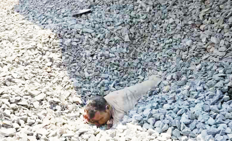 हाईवा पलटने से चालक की दबकर मौत, हेल्पर गंभीर हाईवा पलटने से चालक की दबकर मौत, हेल्पर गंभीर