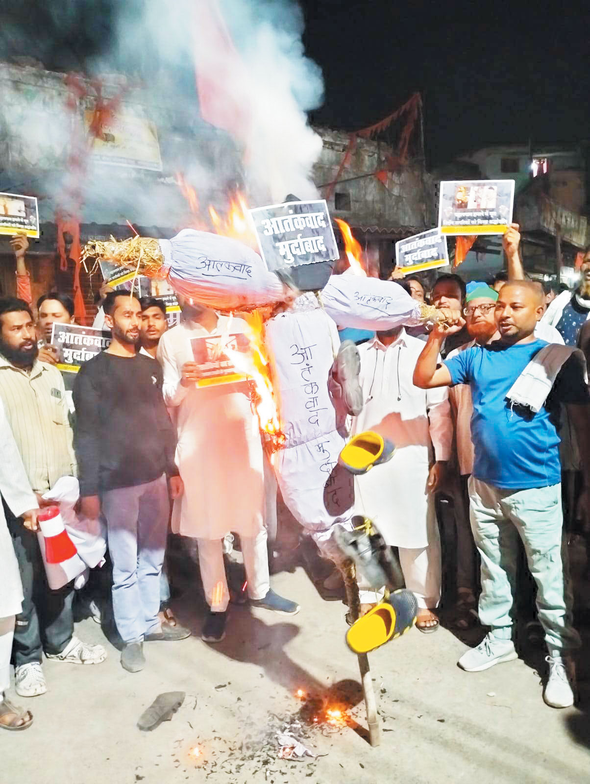   पहलगाम आतंकी हमले के खिलाफ मुस्लिम समाज ने निकाला कैंडल मार्च