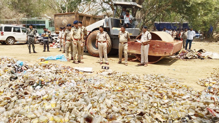 जब थाना माना परिसर बना शराब से भरा तालाब जब थाना माना परिसर बना शराब से भरा तालाब
