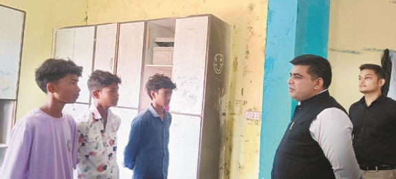 स्कूल-छात्रावासों का कलेक्टर ने किया निरीक्षण