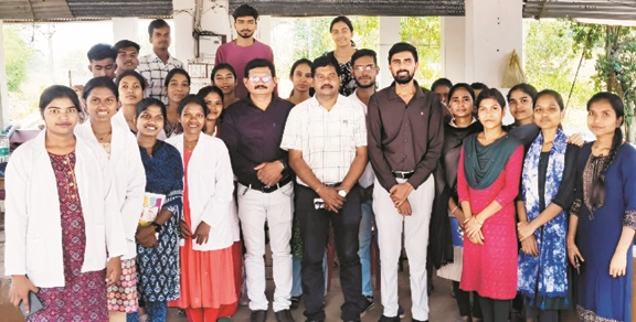 एमएससी प्राणीशास्त्र के विद्यार्थियों ने फिश फार्म का किया शैक्षणिक भ्रमण