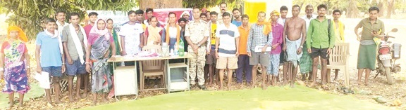  उरंदाबेड़ा पुलिस ने चलित थाना लगाकर किया जागरूक