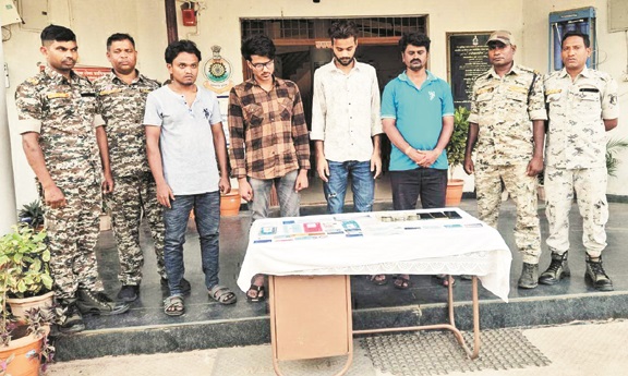 61 लाख की ठगी, महाराष्ट्र से पांच आरोपी बंदी 61 लाख की ठगी, महाराष्ट्र से पांच आरोपी बंदी