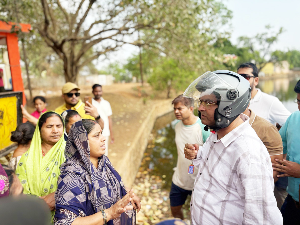 जुनवानी सतनामी पारा की बजबजाती गलियां देख हैरान हुए विधायक, तत्काल नाली निर्माण के दिए निर्देश