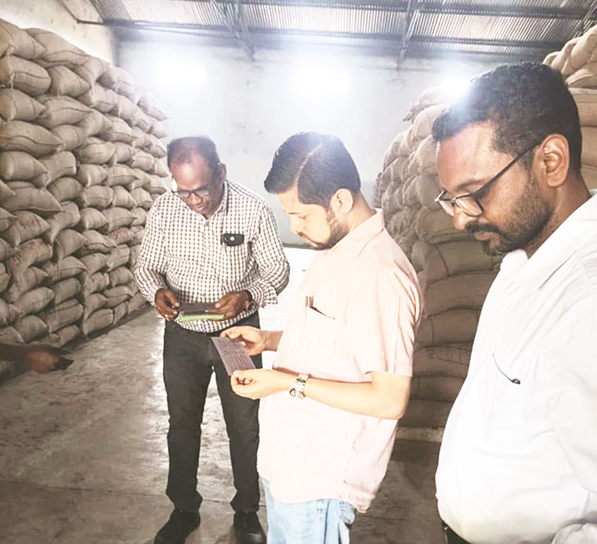 कलेक्टर ने बीज प्रक्रिया केन्द्र का किया निरीक्षण कलेक्टर ने बीज प्रक्रिया केन्द्र का किया निरीक्षण