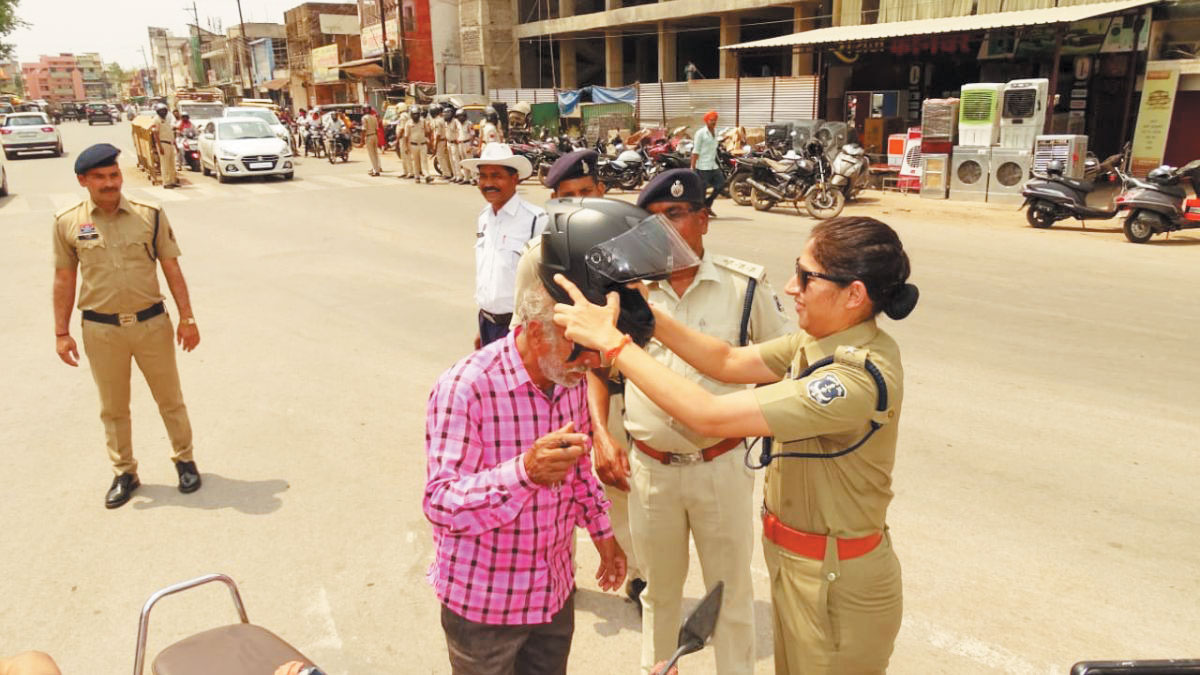पुलिस ने हेलमेट जागरुकता रैली निकाली, एसपी ने बांटे हेलमेट