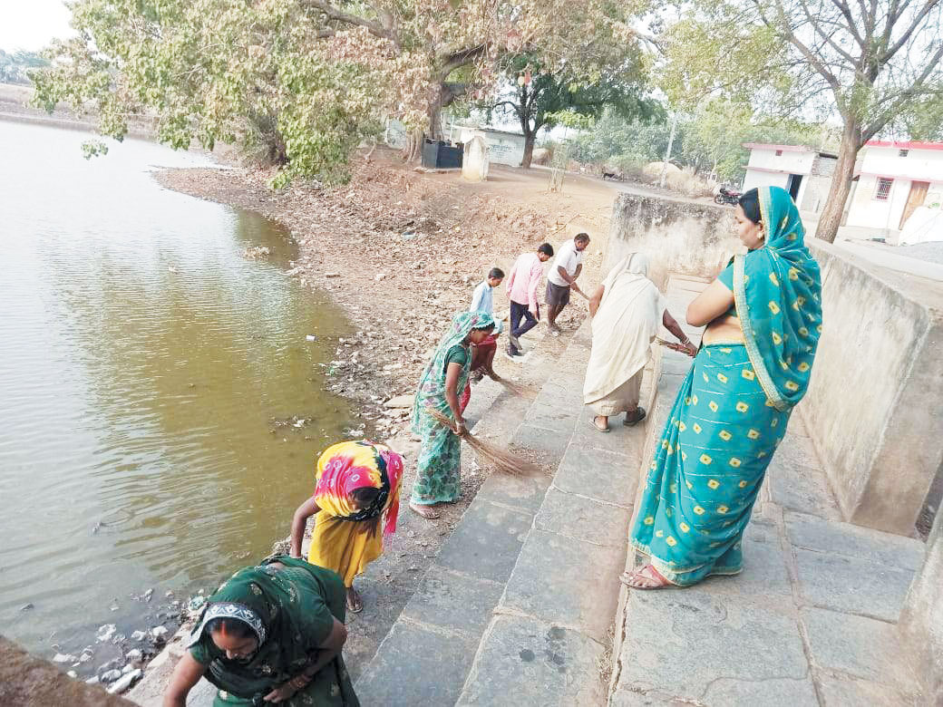 तालाबों की सफाई कर  स्वच्छता क़ा सन्देश
