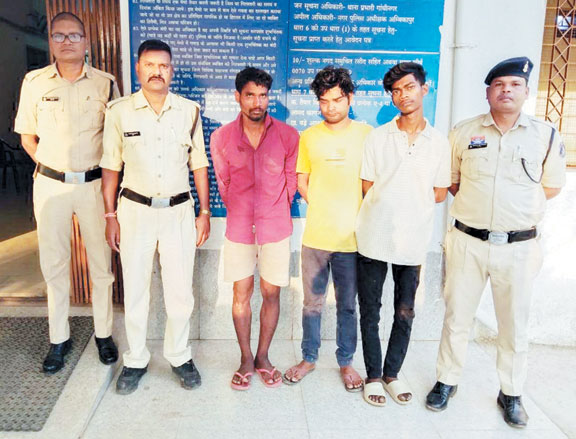 चोरी के तीन आरोपी गिरफ्तार चोरी के तीन आरोपी गिरफ्तार