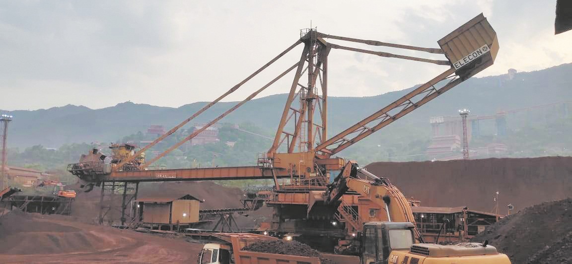 लाईट फिटिंग करते एनएमडीसी कर्मचारी गिरा, हैदराबाद भेजा लाईट फिटिंग करते एनएमडीसी कर्मचारी गिरा, हैदराबाद भेजा