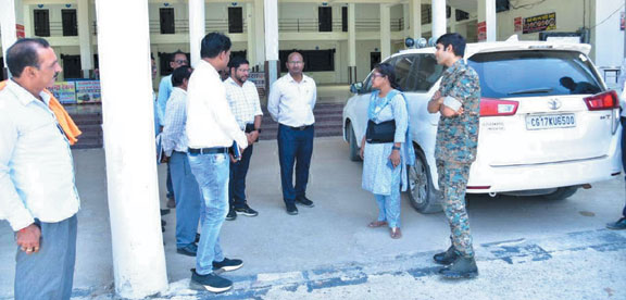 कलेक्टर-एसपी ने नवीन बस स्टैंड का किया औचक निरीक्षण