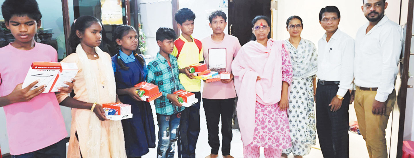 विशेष आवश्यकता वाले बच्चों को विधायक के हाथों मिला स्मार्टफोन