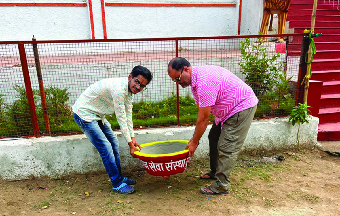 पानी के लिए सकोरे व  कोटना का वितरण