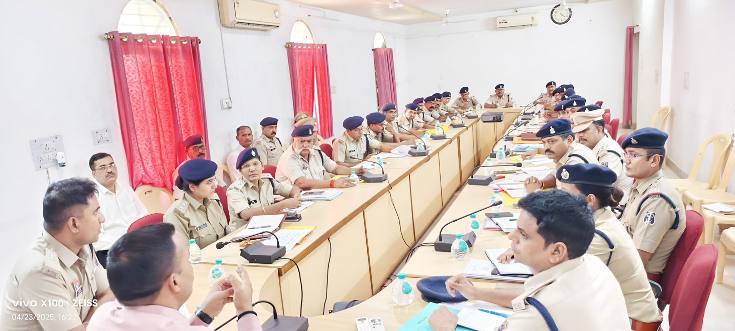एसपी ने ली थाना व चौकी प्रभारियों की बैठक एसपी ने ली थाना व चौकी प्रभारियों की बैठक