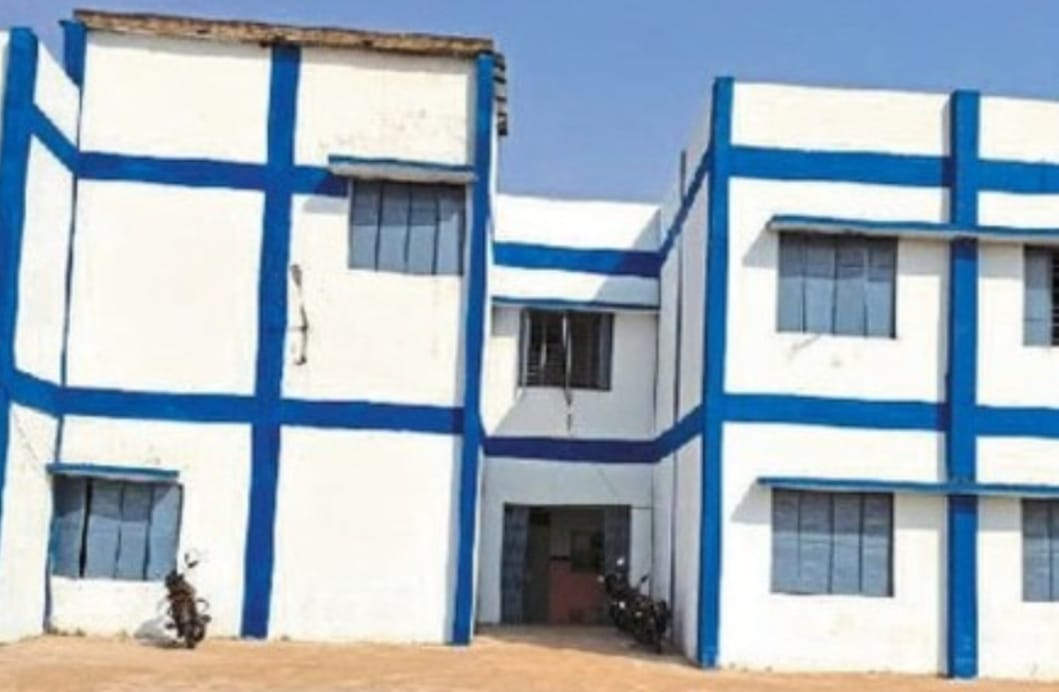 नीचे लगती है क्लास, ऊपर आवास, यहां छात्र जमीन पर सो रहे, भीषण गर्मी में न कूलर न पंखे