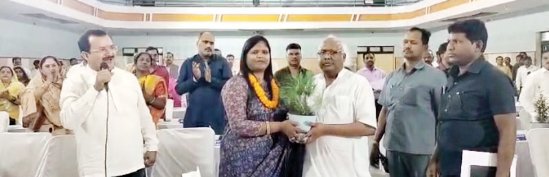 निगम के पहले सामान्य सभा में पहुंचे सांसद चिंतामणि कहा- दोनों हाथों से बजेगी ताली तभी होगा विकास निगम के पहले सामान्य सभा में पहुंचे सांसद चिंतामणि कहा- दोनों हाथों से बजेगी ताली तभी होगा विकास