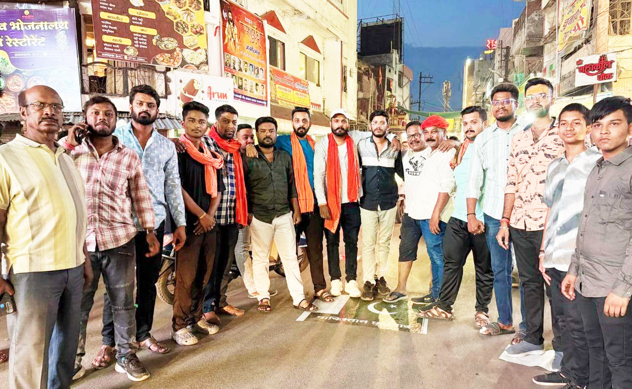 बजरंग दल ने पाक झंडे का स्टीकर सडक़ों पर रौंदकर किया प्रदर्शन बजरंग दल ने पाक झंडे का स्टीकर सडक़ों पर रौंदकर किया प्रदर्शन