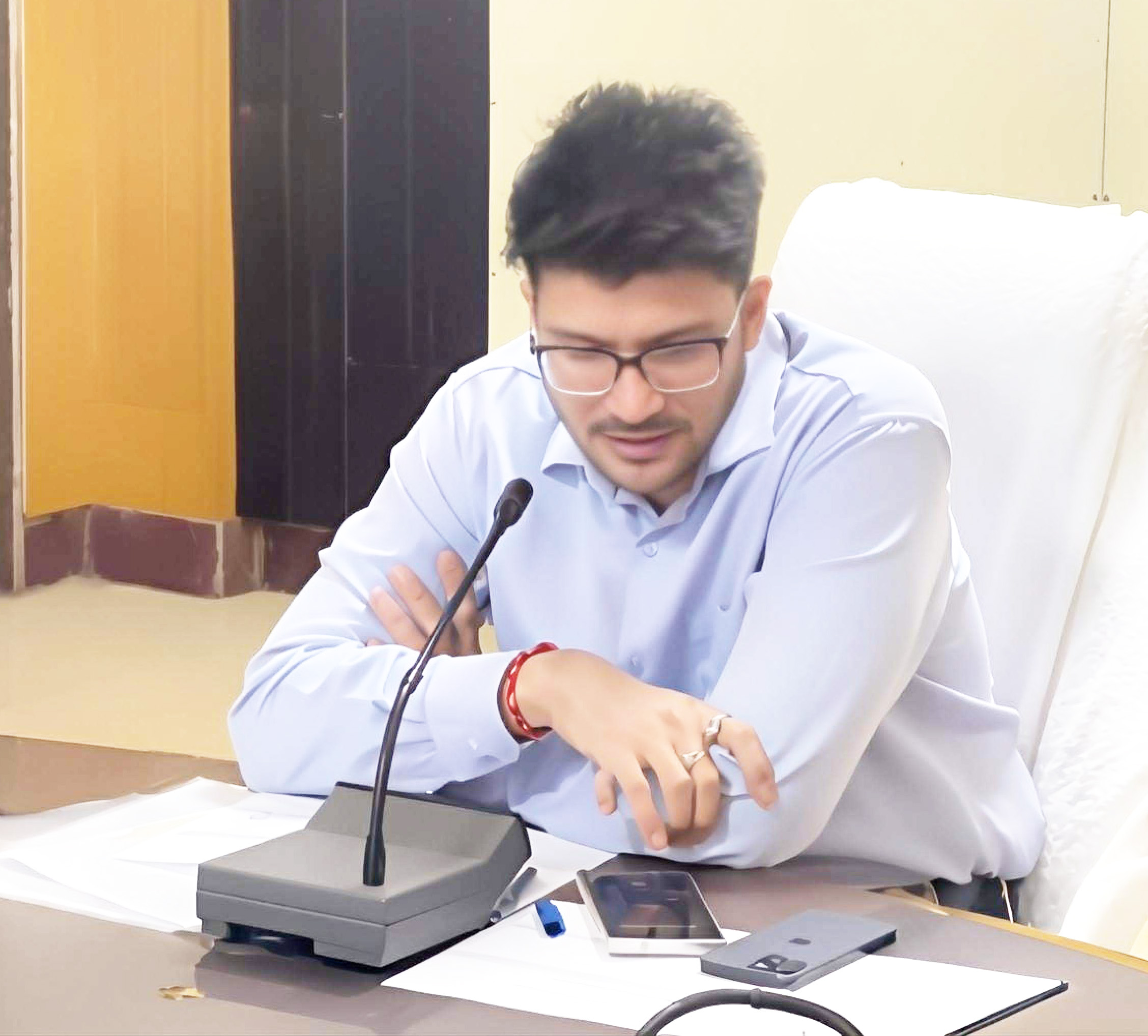 कलेक्टर ने आवेदक से की बात