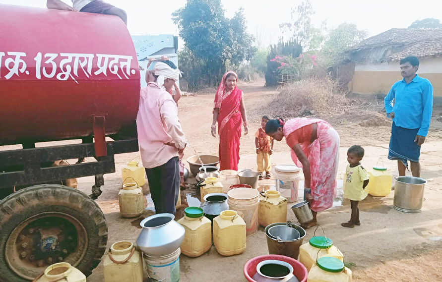 मोहलाई में पानी की किल्लत, चंदा कर मंगा रहे टैंकर मोहलाई में पानी की किल्लत, चंदा कर मंगा रहे टैंकर