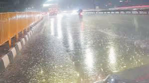 बारिश और आंधी-तूफान, पेड़ गिरे, कई इलाकों में बिजली ठप