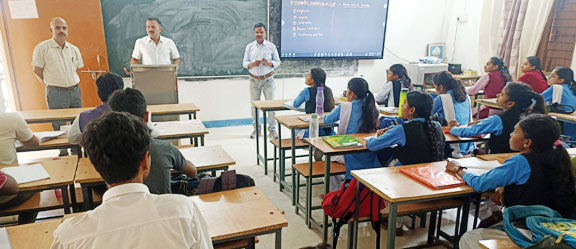 कलेक्टर पहुंचे नीट कोचिंग संस्थान, विद्यार्थियों को सफलता के लिए किया प्रोत्साहित कलेक्टर पहुंचे नीट कोचिंग संस्थान, विद्यार्थियों को सफलता के लिए किया प्रोत्साहित