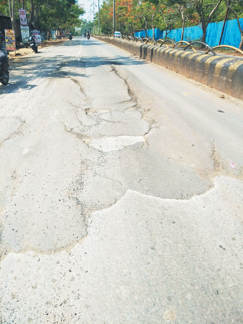 सडक़ जर्जर, हादसे की आशंका सडक़ जर्जर, हादसे की आशंका