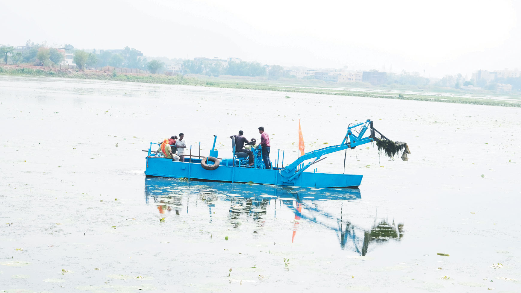 दलपत सागर में सफाई के लिए आई नई मशीन दलपत सागर में सफाई के लिए आई नई मशीन
