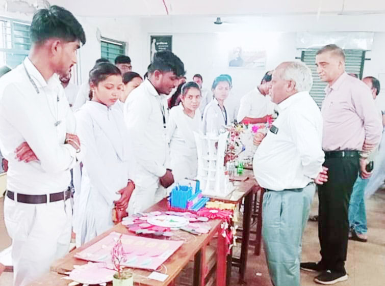 बेकार वस्तुओं से भी हम उपयोगी और सुंदर   चीजें बना सकते हैं- प्राचार्य घृतलहरे